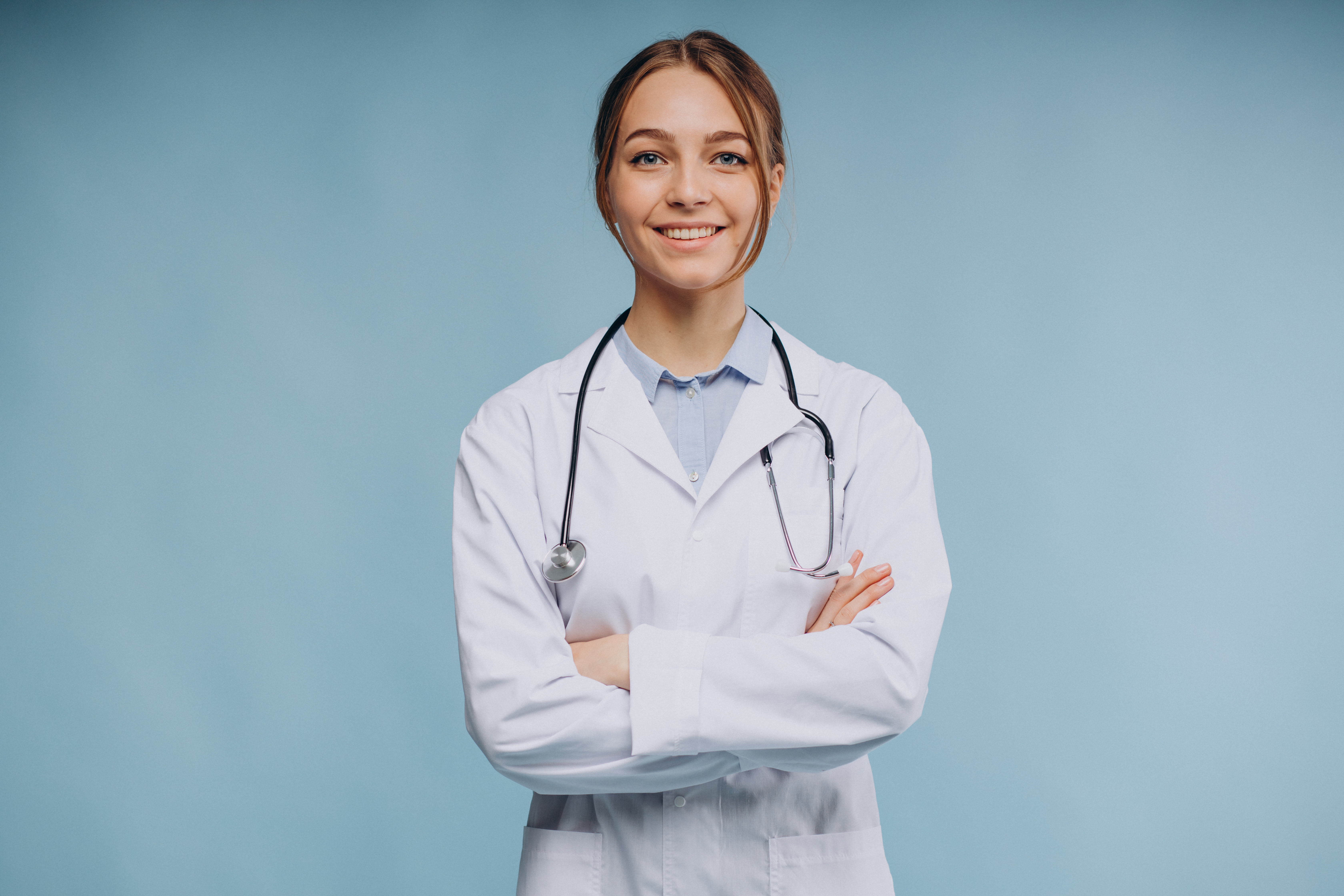 femme-medecin-portant-une-blouse-de-laboratoire-avec-stethoscope-isole
